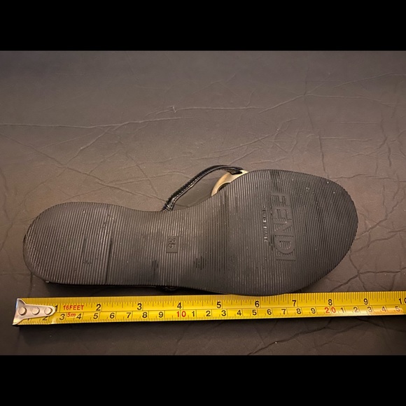 Fendi sandals in gold and black - Picture 12 of 13